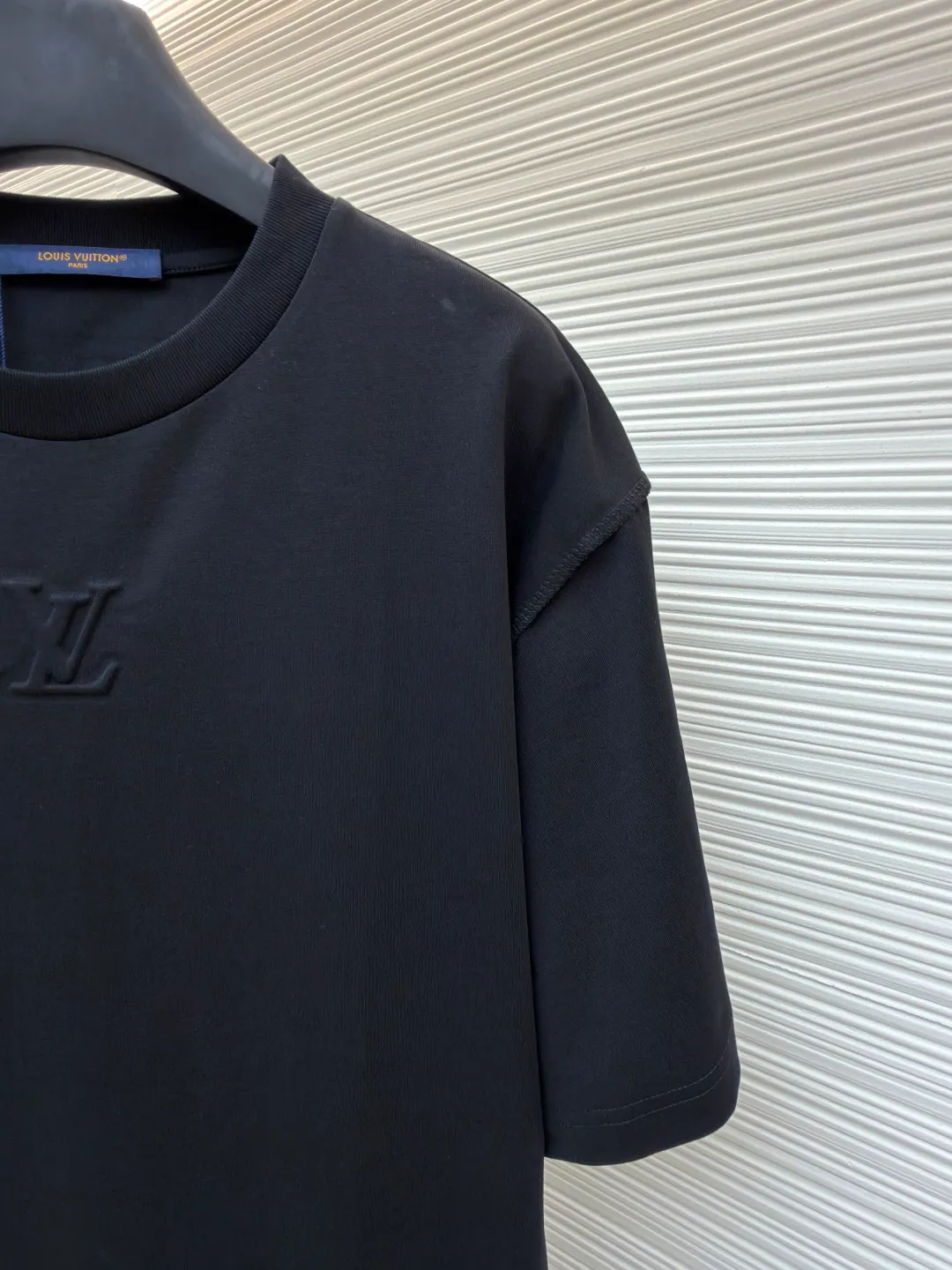 LOUISVUITTON embossed small label T-shirt ●Authentic product: purchased and developed at 5450 ●Item number: 1680100-A00 ●Fabric: pure cotton fabric ●Technology: embossed production ●Version: fitted version ●Weight: about 330 grams ●Size: XS-S-M-L ●Description: Fabric is 40S/2 Double-strand smooth cotton plain weave, dust-free wool processing; matching 40s single-strand combed cotton, 280g cylindrical machine rib. The front panel is stamped and filled. After low-temperature stamping with a steel stamp, the inside is filled with foam cotton. The bottom surface is directly sealed with low-temperature hot melt glue at 80 degrees Celsius. The integrated machine operation makes the relief pattern three-dimensional and full and stylish. High-quality products require natural and beautiful products. The overall wiring is straight and delicate, the fabric is comfortable and soft, and the color is consistent without color difference. It can be matched with the same style to create a fashionable look and control various occasions. Customized accessories, complete with three standards, same style for men and women!